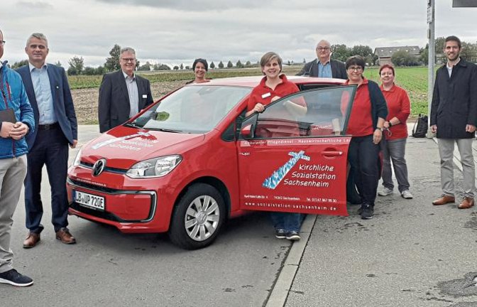 Stolz auf die die neuen Elektroautos der Kirchlichen Sozialstation Sachsenheim sind nicht nur die Mitarbeiter selbst, sondern auch alle am Projekt Beteiligten (von links): KSE-Geschäftsführer Jan Bergenthum, Bürgermeister Holger Albrich, Geschäftsführer Lothar Kämmle, Pfarrer Dieter Hofmann und Eliso-Geschäftsführer Johannes Brodführer.  Foto: Glemser