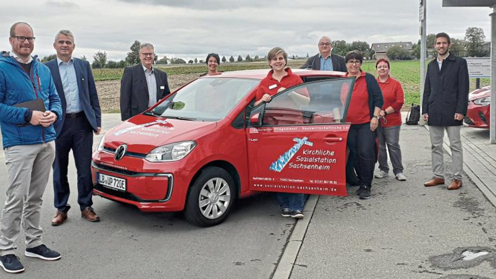 Stolz auf die die neuen Elektroautos der Kirchlichen Sozialstation Sachsenheim sind nicht nur die Mitarbeiter selbst, sondern auch alle am Projekt Beteiligten (von links): KSE-Geschäftsführer Jan Bergenthum, Bürgermeister Holger Albrich, Geschäftsführer Lothar Kämmle, Pfarrer Dieter Hofmann und Eliso-Geschäftsführer Johannes Brodführer. Foto: Glemser Stolz auf die die neuen Elektroautos der Kirchlichen Sozialstation Sachsenheim sind nicht nur die Mitarbeiter selbst, sondern auch alle am Projekt Beteiligten (von links): KSE-Geschäftsführer Jan Bergenthum, Bürgermeister Holger Albrich, Geschäftsführer Lothar Kämmle, Pfarrer Dieter Hofmann und Eliso-Geschäftsführer Johannes Brodführer. Foto: Glemser