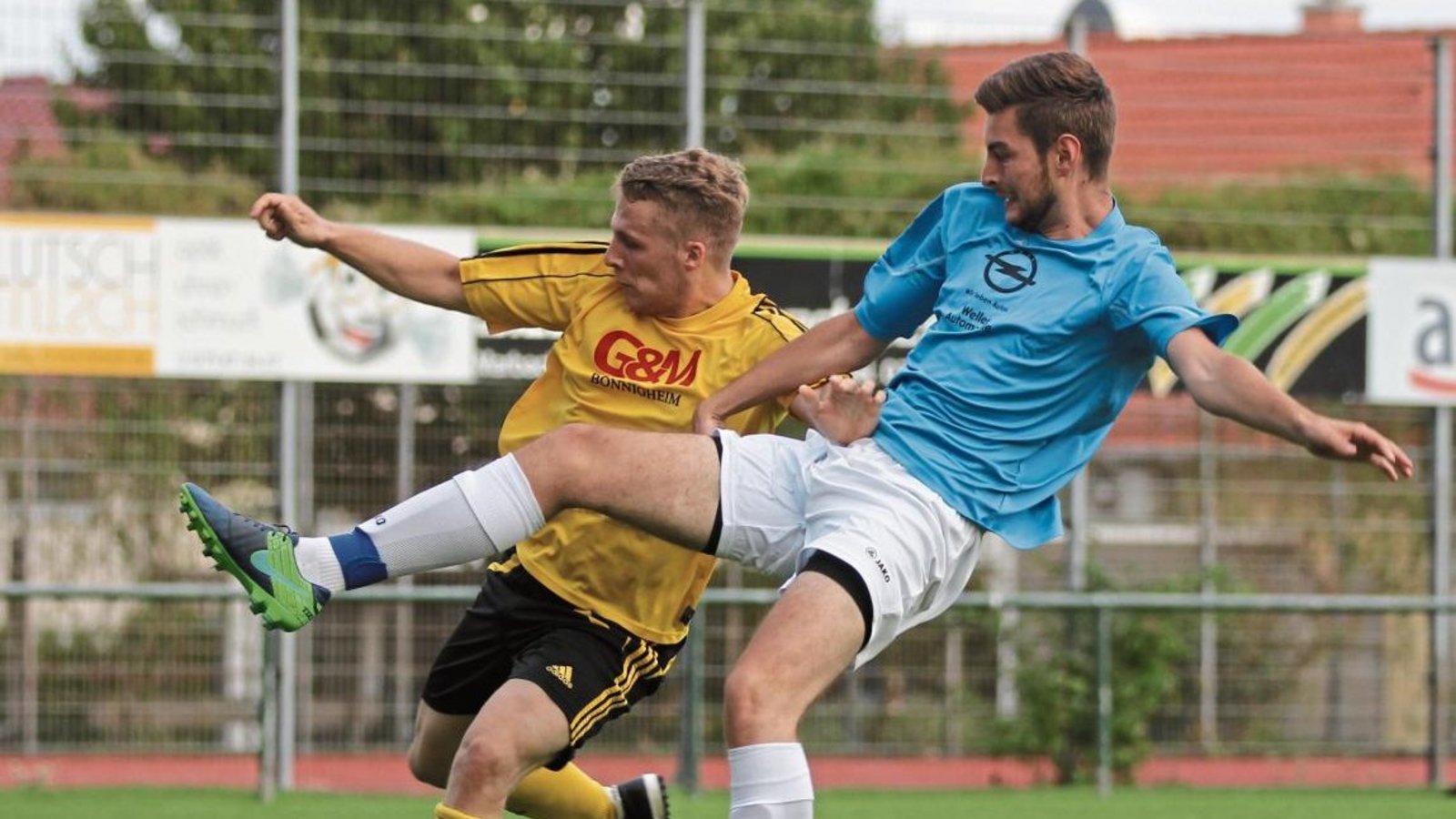 Häfnerhaslachs Jakob Stalder (rechts) stört Etienne Wittich beim Abschluss, wodurch der Hohenhaslacher verzieht. Foto: Nachreiner Häfnerhaslachs Jakob Stalder (rechts) stört Etienne Wittich beim Abschluss, wodurch der Hohenhaslacher verzieht. Foto: Nachreiner