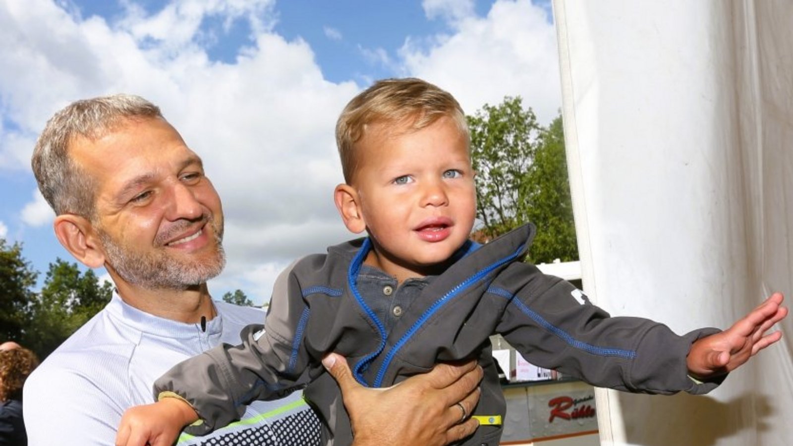 Einer der jüngsten Teilnehmer: Liam, mit seinem Papa Michael.  Foto: Küppers