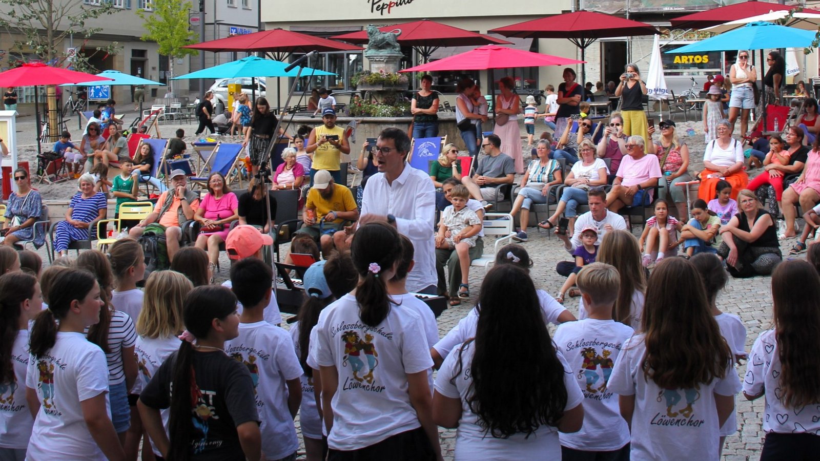 Hier spielt die Musik: Für Leiter Alexander Halda ist die Eröffnung des Strandlebens Vaihingen der letzte Auftritt mit seinem „Löwenchor“. Fotos: Kauer