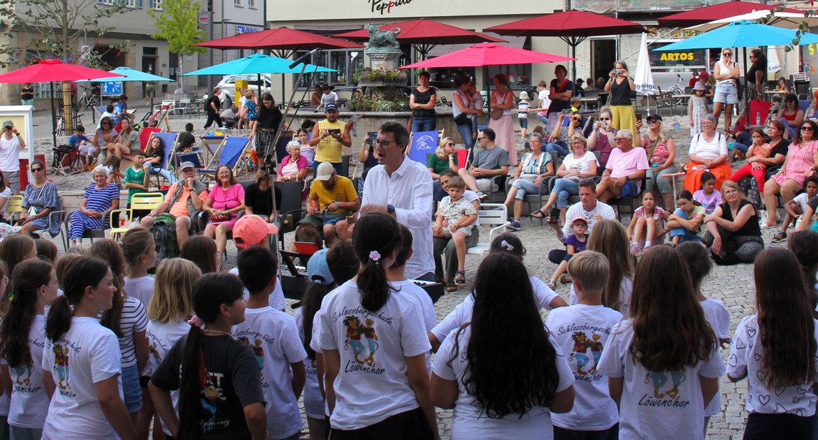 Strandleben 2026 Vaihingen Stadtstrand Freizeit Ferien Marktplatz Foto: Kauer Der Löwenchor der Schlossbergschule singt zur Eröffnung. Letzter Auftritt für Alexander Halter