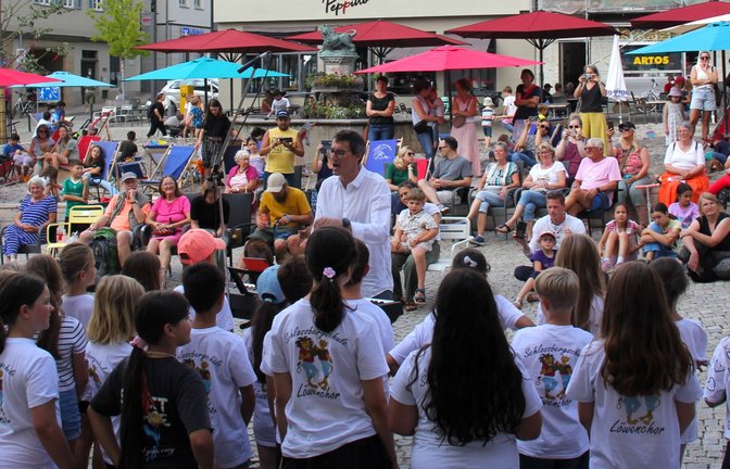 Hier spielt die Musik: Für Leiter Alexander Halda ist die Eröffnung des Strandlebens Vaihingen der letzte Auftritt mit seinem „Löwenchor“. <span class='image-autor'>Fotos: Kauer</span>