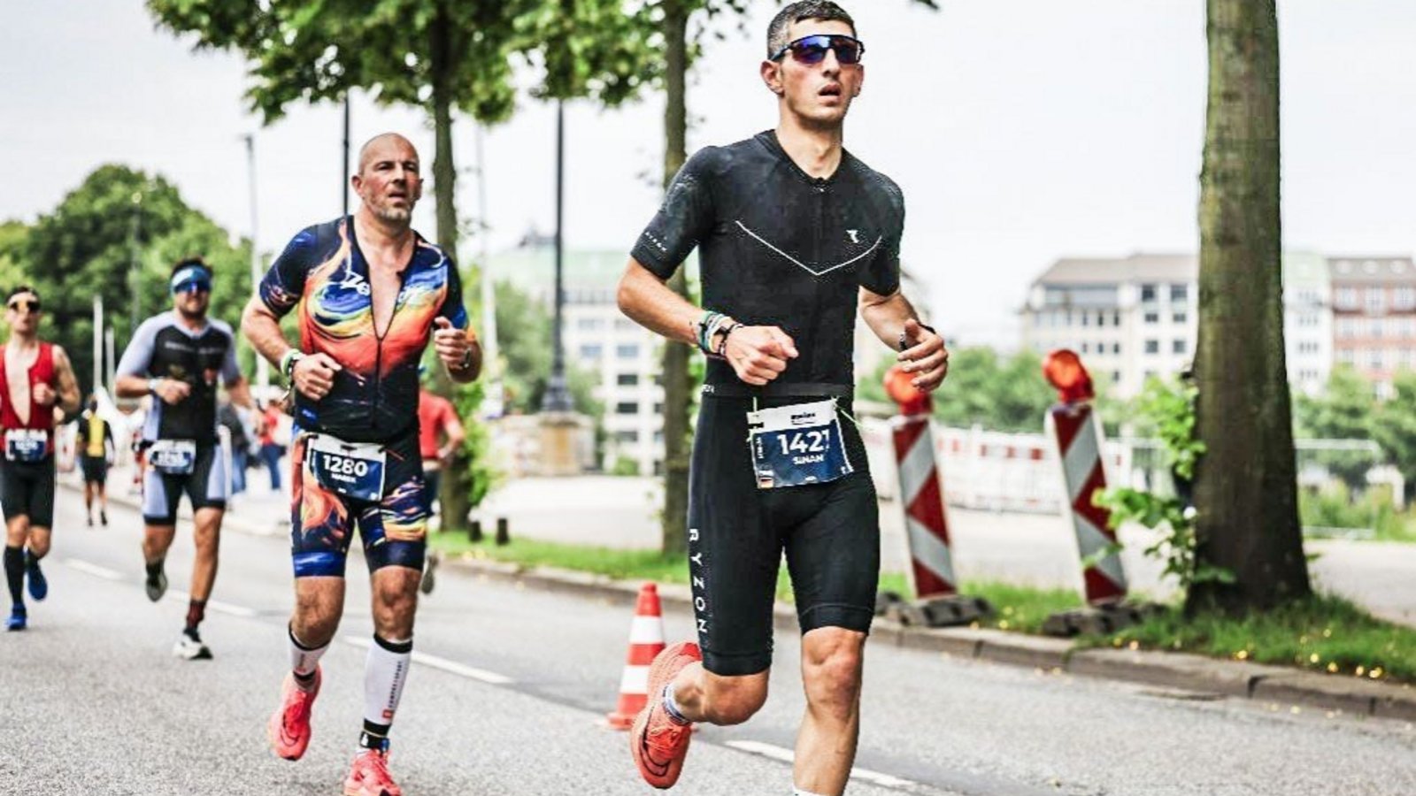 Sinan Yilmaz (rechts) ist bei der Ironman-Europameisterschaft in Hamburg schneller als gedacht. Foto: privat Sinan Yilmaz (rechts) ist bei der Ironman-Europameisterschaft in Hamburg schneller als gedacht. Foto: privat