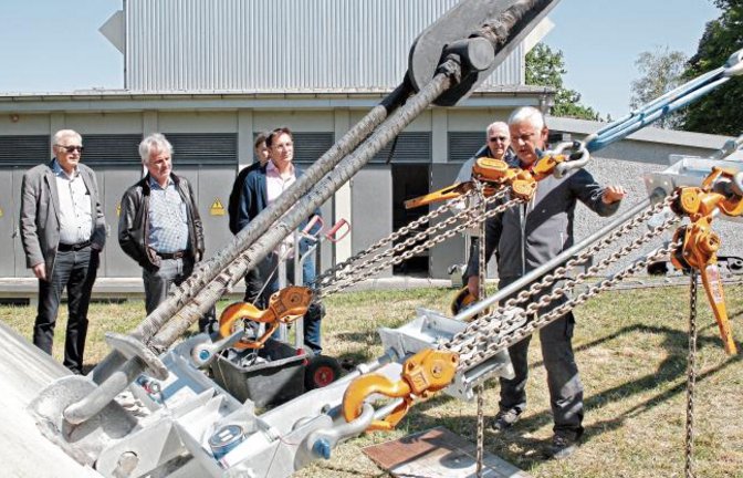 In dieser Woche wurde mit dem Austausch der Spannschlösser begonnen.  Foto: Kollros