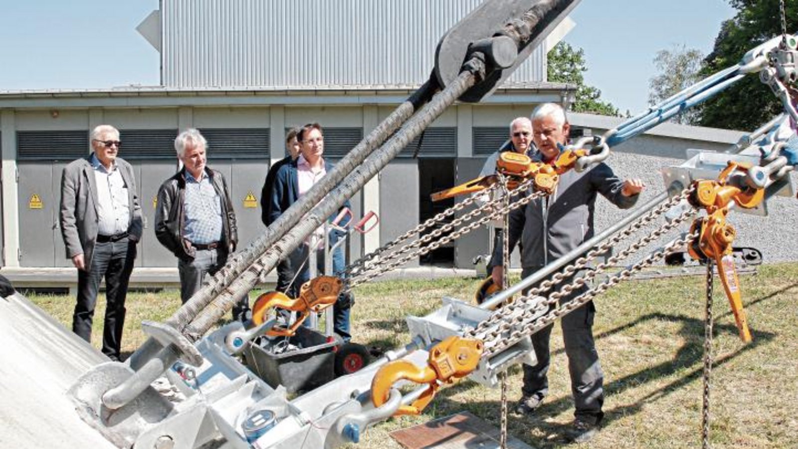 In dieser Woche wurde mit dem Austausch der Spannschlösser begonnen.  Foto: Kollros