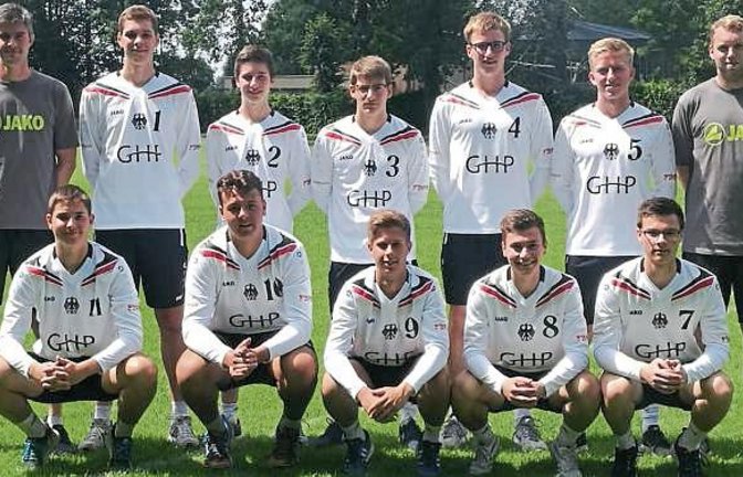 Zum Kader für die U-18-Europameisterschaft der Faustballer gehören Trainer Kolja Meyer (links), Jakob Kilpper (Nummer 3) und Johannes Jungclaussen (Nummer 8). Foto: DFBL