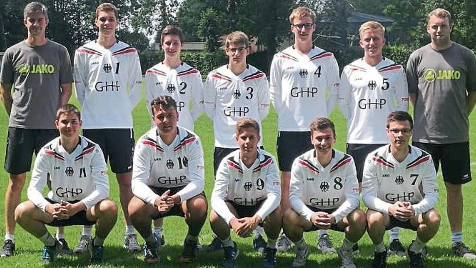 Zum Kader für die U-18-Europameisterschaft der Faustballer gehören Trainer Kolja Meyer (links), Jakob Kilpper (Nummer 3) und Johannes Jungclaussen (Nummer 8). Foto: DFBL Zum Kader für die U-18-Europameisterschaft der Faustballer gehören Trainer Kolja Meyer (links), Jakob Kilpper (Nummer 3) und Johannes Jungclaussen (Nummer 8). Foto: DFBL