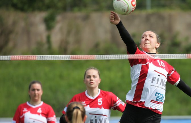 Merle Bremer, beobachtet von Ricarda Stübbe und Lisa Knodel (von rechts), versenkt Ball um Ball in der gegnerischen Hälfte. <span class='image-autor'>Foto: Küppers</span>