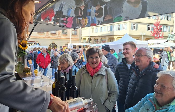 Gute Stimmung: Beim VAInschmeckermarkt in der Vaihinger Innenstadt gibt’s einiges zu kosten, wie hier bei den Weingärtnern Horrheim-Gündelbach. <span class='image-autor'>Fotos: Kauer</span>