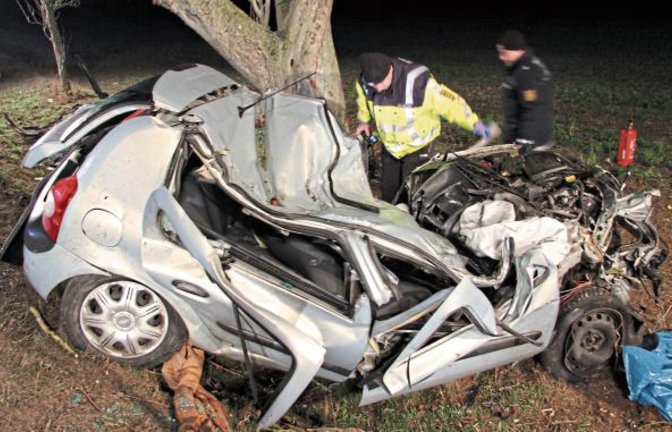 Der Fahrer wurde in dem Wrack eingeklemmt und musste befreit werden.  Foto: Banholzer