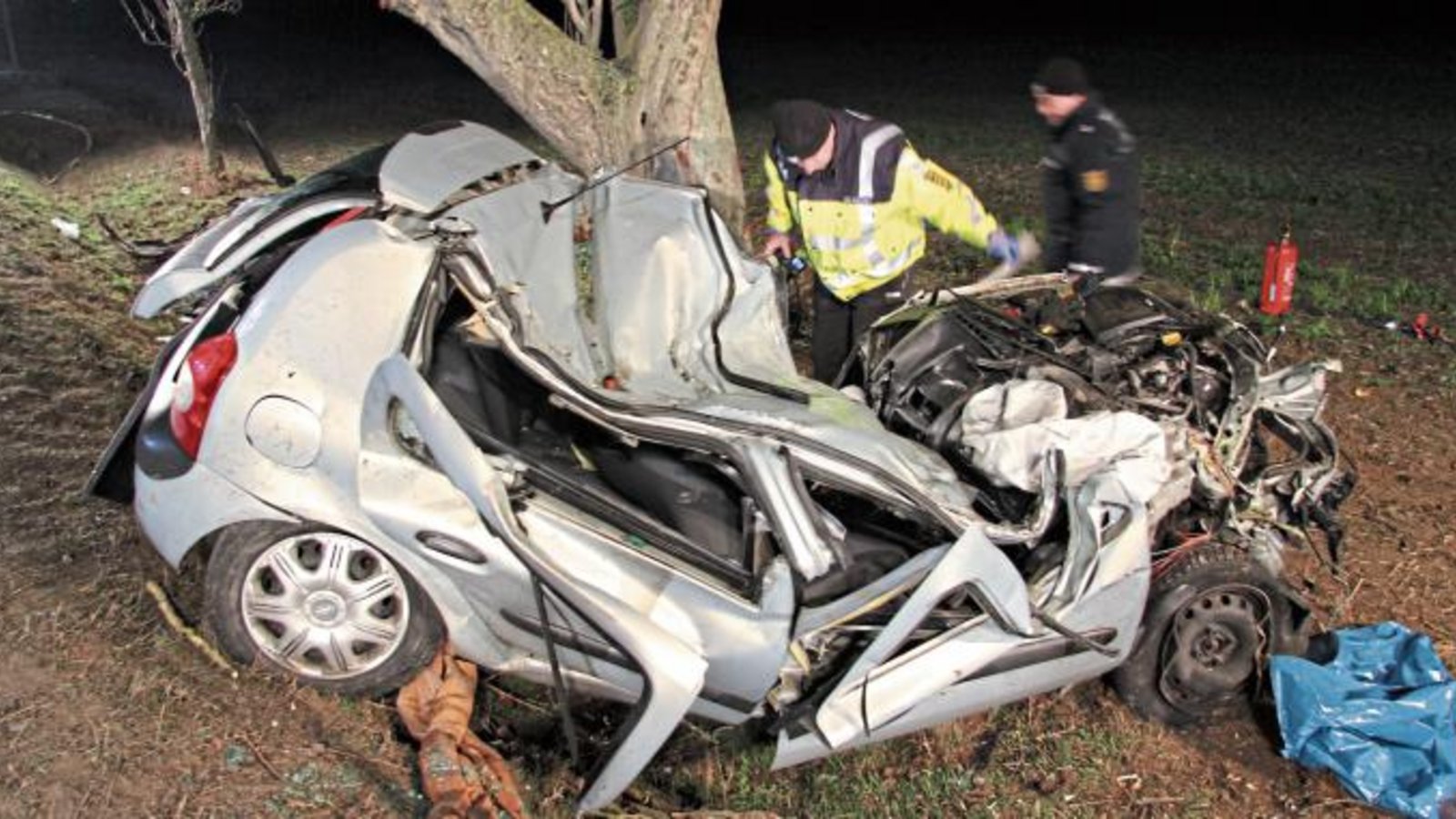 Der Fahrer wurde in dem Wrack eingeklemmt und musste befreit werden. Foto: Banholzer Der Fahrer wurde in dem Wrack eingeklemmt und musste befreit werden. Foto: Banholzer