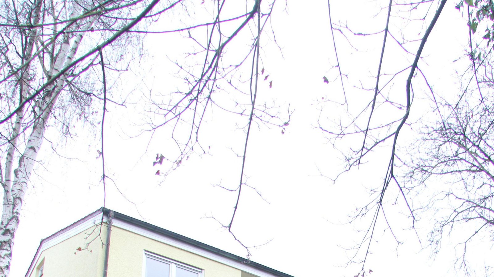 Joachim Bohlinger auf der Terrasse seines Hauses in Aurich. Hinter der Veranda fällt das Gelände steil ab und ist damit nicht bebaubar. Dass das bei der Grundsteuerberechnung keine Rolle spielt, hält Bohlinger für ungerecht. Foto: Rieger