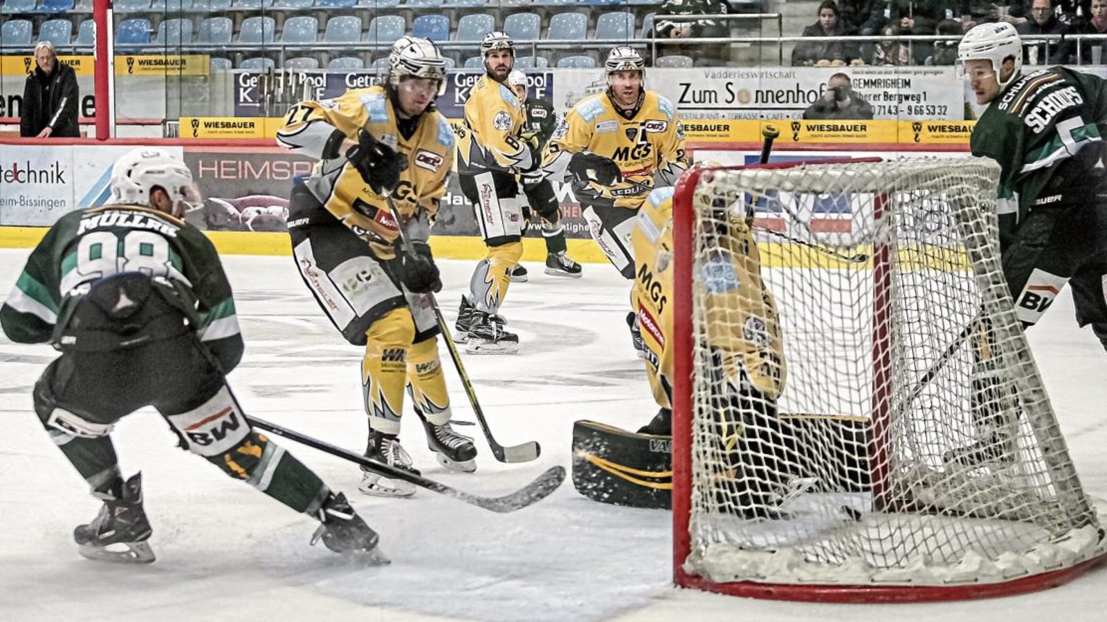 Leon Müller drückt die Scheibe zu seinem ersten Pflichtspieltor im Steelers-Trikot über die Linie. Foto: Simecek Leon Müller drückt die Scheibe zu seinem ersten Pflichtspieltor im Steelers-Trikot über die Linie. Foto: Simecek