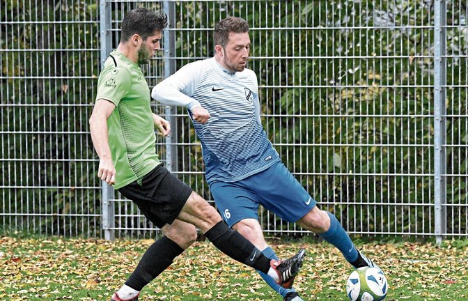 Riccardo Solombrino (rechts) und der TSV Häfnerhaslach wollen den SV Illingen dafür büßen lassen, dass sie gegen Germania Bietigheim II am vergangenen Wochenende verloren haben. Foto: Leitner