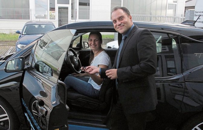 Vincenzo Gallo vom Autohaus AHG überreicht Claudia Rostek den Schlüssel für das Elektroauto.  Foto: AHG