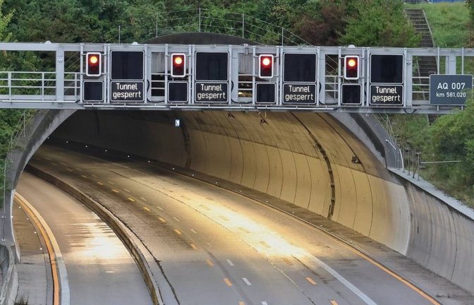 Die Oströhre des Engelbergtunnels ist derzeit immer nachts und am Wochenende dicht. Jetzt kommt noch eine weitere Sperrung hinzu.<span class='image-autor'>IMAGO / KS-Images.de</span>