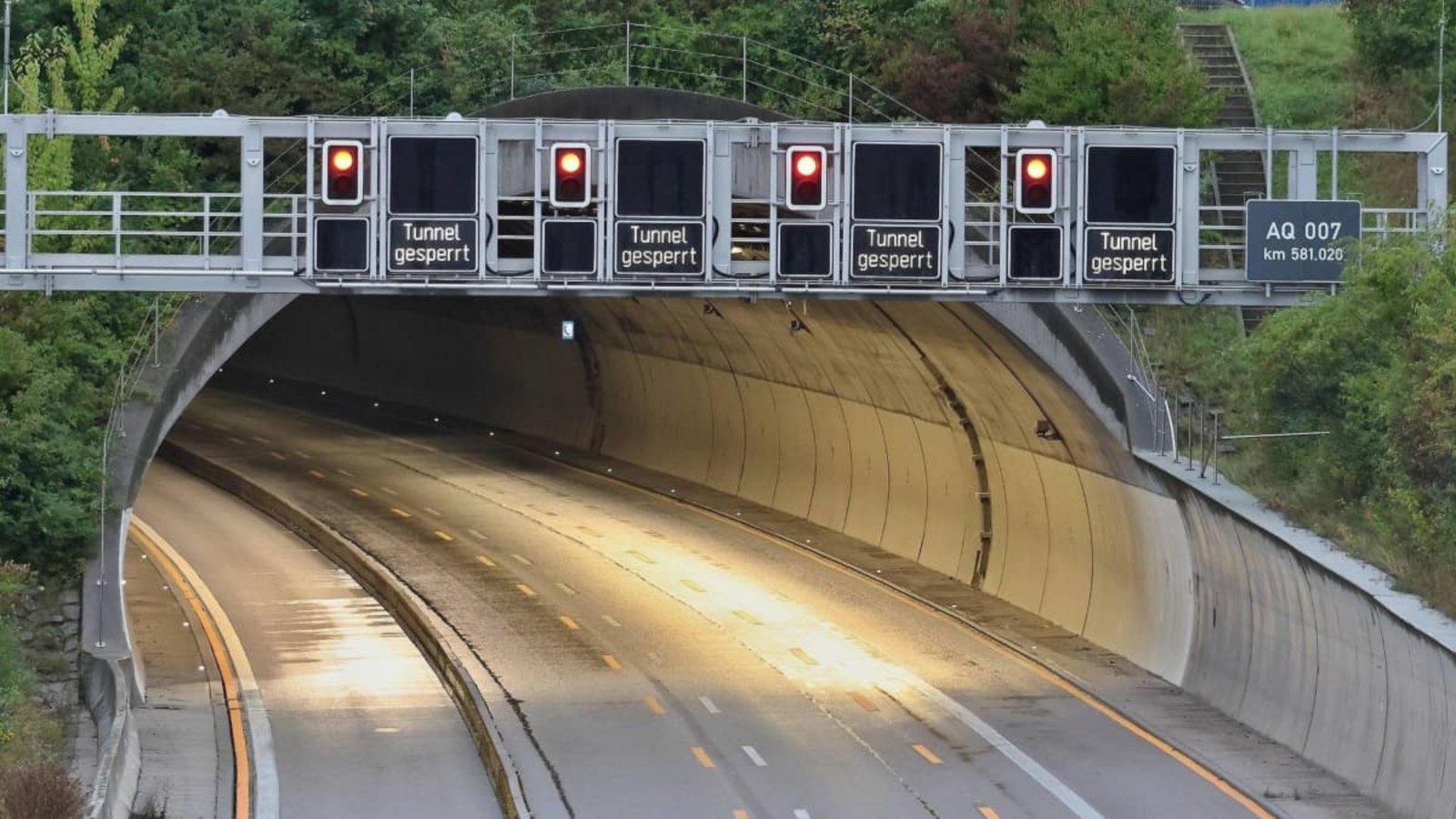 Die Oströhre des Engelbergtunnels ist derzeit immer nachts und am Wochenende dicht. Jetzt kommt noch eine weitere Sperrung hinzu.IMAGO / KS-Images.de Die Oströhre des Engelbergtunnels ist derzeit immer nachts und am Wochenende dicht. Jetzt kommt noch eine weitere Sperrung hinzu.IMAGO / KS-Images.de