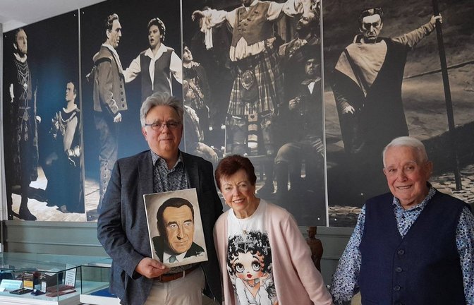 Ehrenpräsident Hans A. Hey und Gattin Ingrid sowie Präsident Thomas Kleinheinz (von rechts) zeigen das neueste Bild von Gottlob Frick in der Sammlung, gemalt von einer jungen Berliner Künstlerin.  <span class='image-autor'>Foto: Filitz</span>