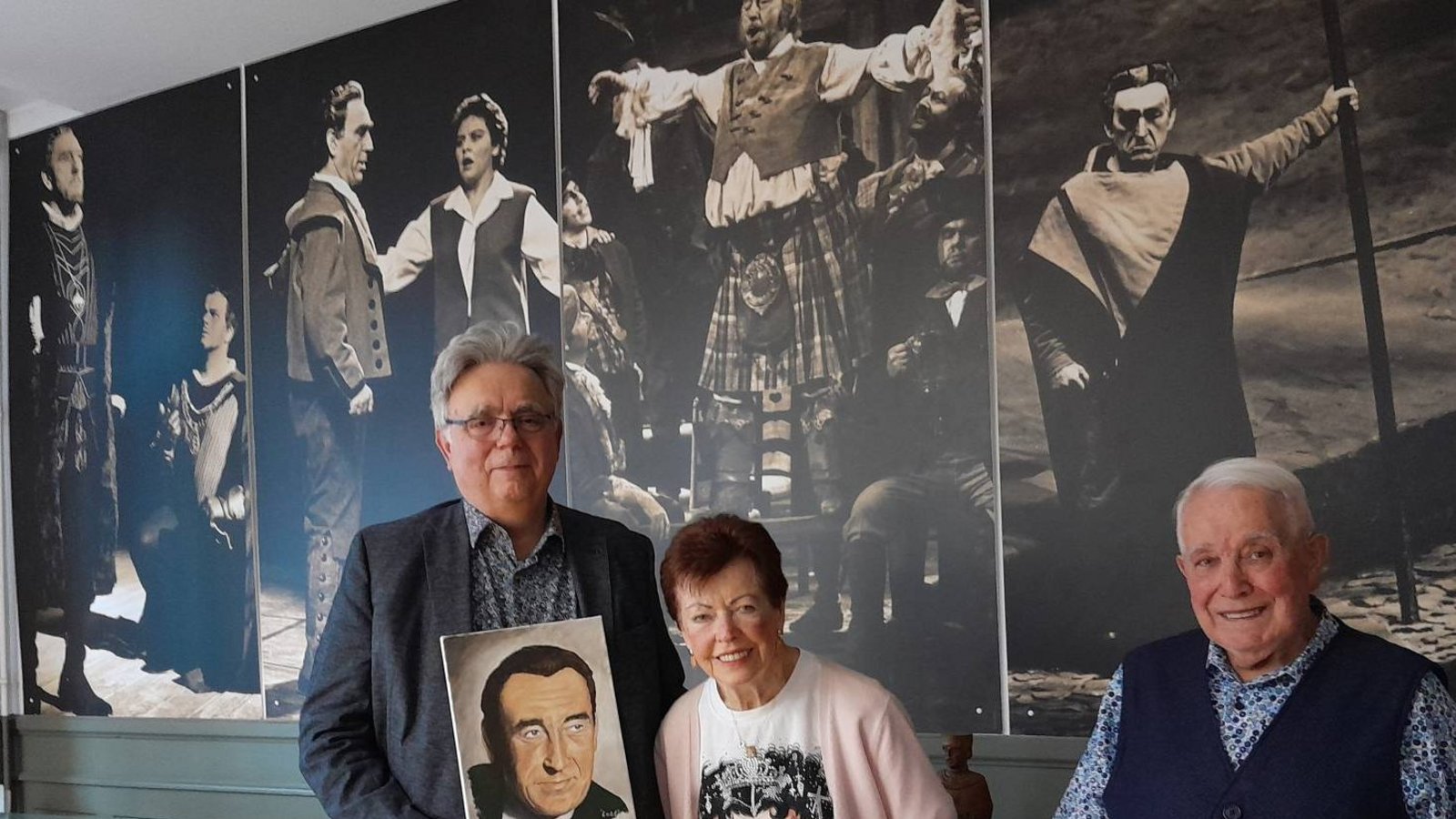Ehrenpräsident Hans A. Hey und Gattin Ingrid sowie Präsident Thomas Kleinheinz (von rechts) zeigen das neueste Bild von Gottlob Frick in der Sammlung, gemalt von einer jungen Berliner Künstlerin. Foto: Filitz Ehrenpräsident Hans A. Hey und Gattin Ingrid sowie Präsident Thomas Kleinheinz (von rechts) zeigen das neueste Bild von Gottlob Frick in der Sammlung, gemalt von einer jungen Berliner Künstlerin. Foto: Filitz