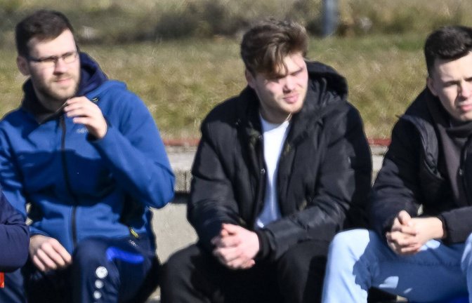 SV Illingen (blauer Dress)  - FV 09 Niefern, 23.02.2025,   Fußball, Männer, Kreisliga A3, Enz-Murr, Saison 2024 / 2025, Freundschaftsspiel, Vorbereitung, Vorbereitungsspiel,  SV Illingen Trainer Hüsnü Gür