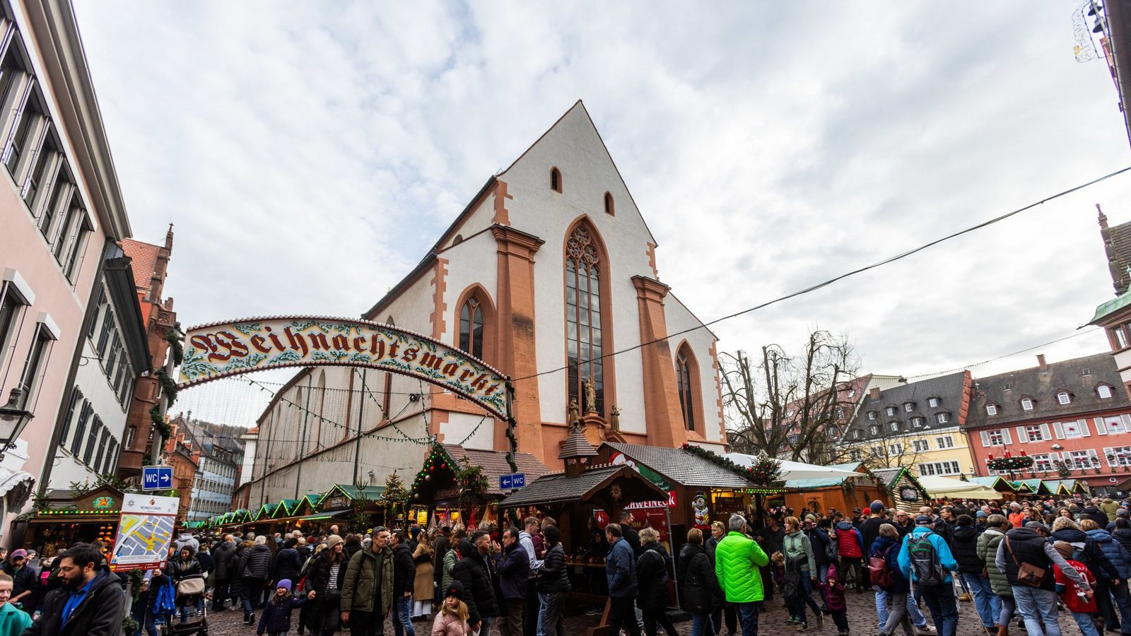 Der Winter macht  auf dem Freiburger Weihnachtsmarkt gerade Pause.Foto: dpa/Philipp von Ditfurth
