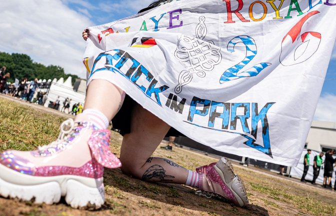 Ausgefallene Hüte und Outfits sind für viele Musikfans ein Muss.<span class='image-autor'>Foto: Daniel Karmann/dpa</span>