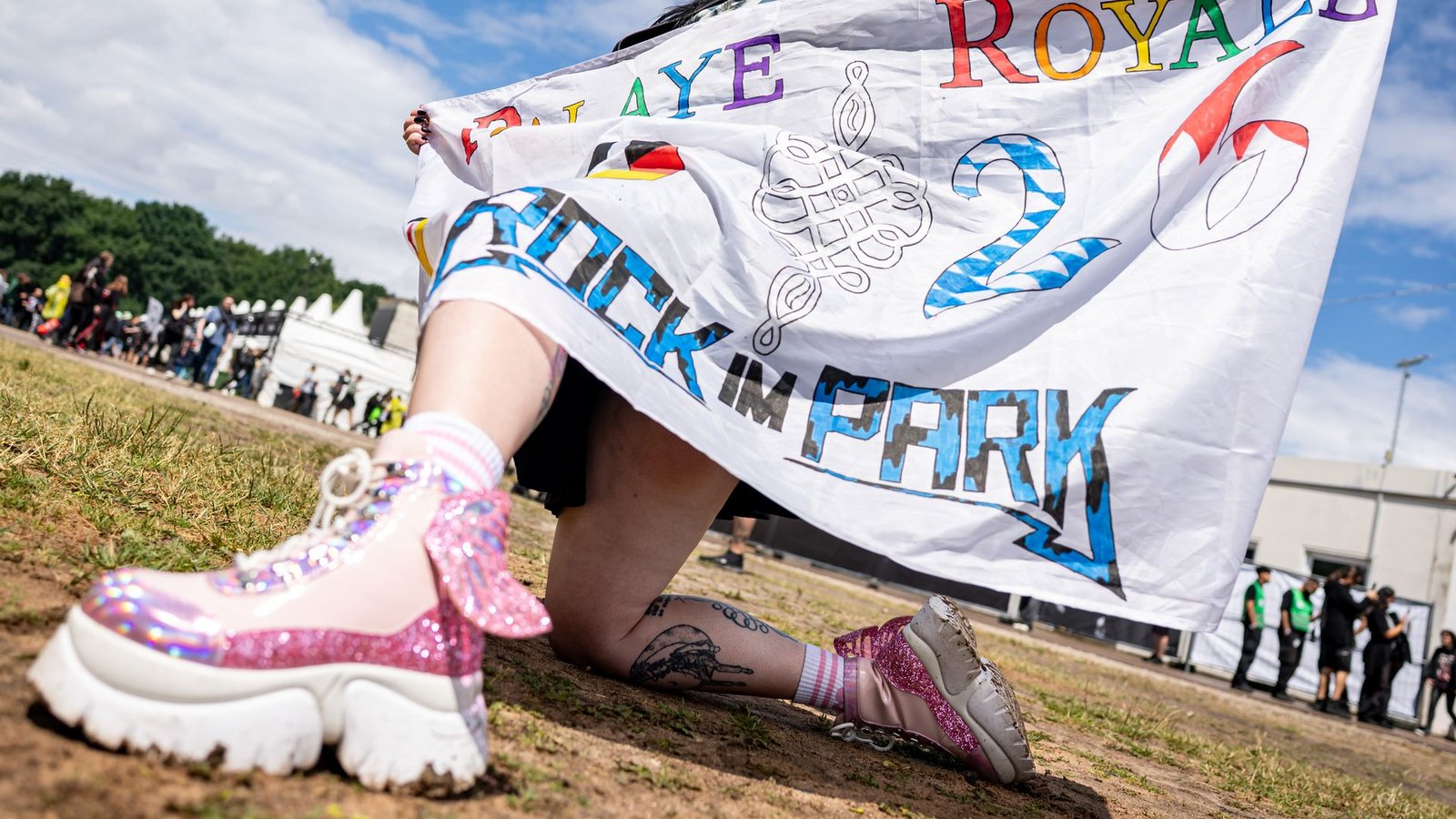 Ausgefallene Hüte und Outfits sind für viele Musikfans ein Muss.Foto: Daniel Karmann/dpa Ausgefallene Hüte und Outfits sind für viele Musikfans ein Muss.Foto: Daniel Karmann/dpa