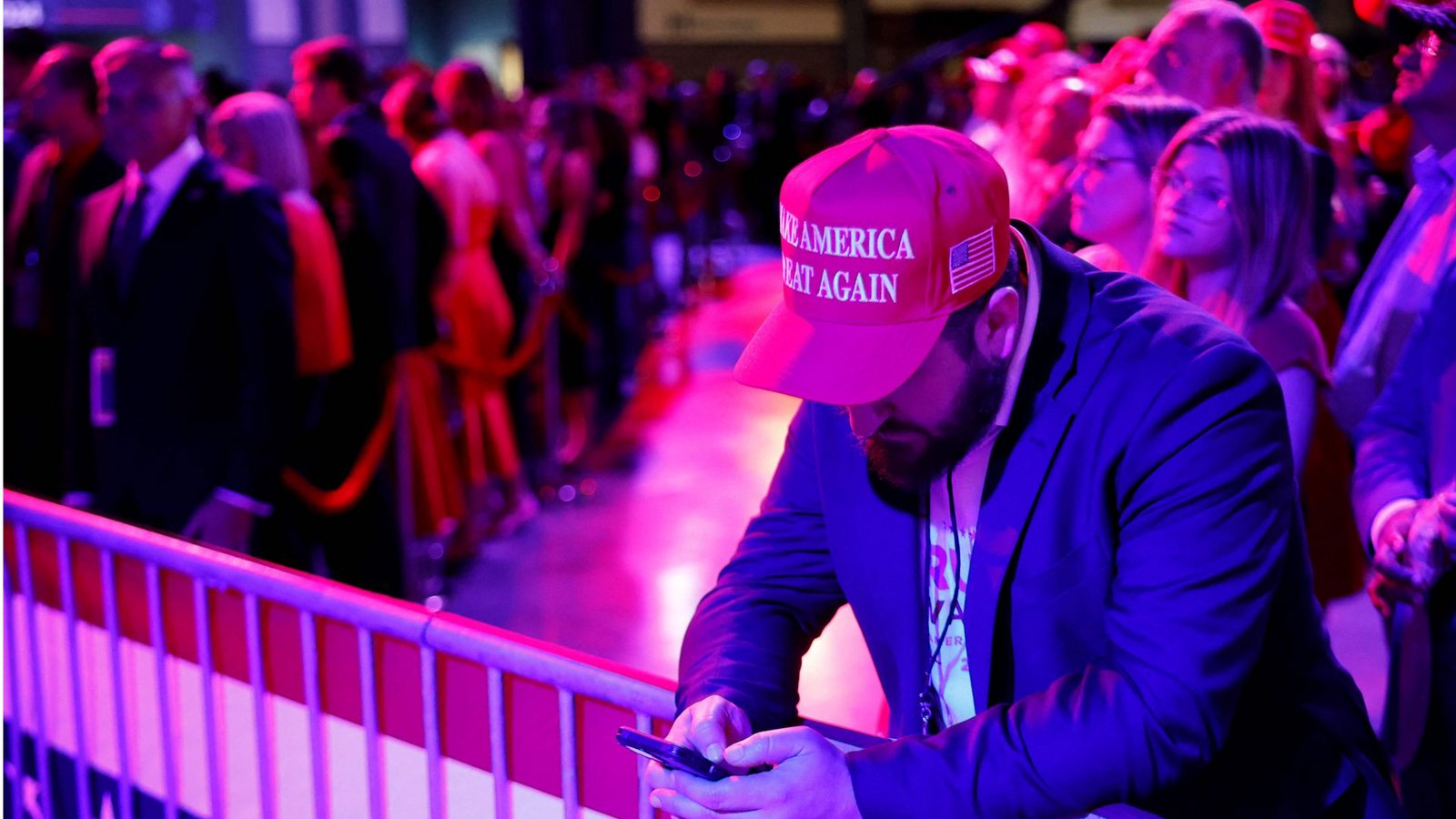 Ähnlich angespannt: Bei einer Wahlparty in Florida checkt ein Donald-Trump-Fan die neuesten Nachrichten auf seinem Handy.Foto: Getty Images via AFP/CHIP SOMODEVILLA Ähnlich angespannt: Bei einer Wahlparty in Florida checkt ein Donald-Trump-Fan die neuesten Nachrichten auf seinem Handy.Foto: Getty Images via AFP/CHIP SOMODEVILLA