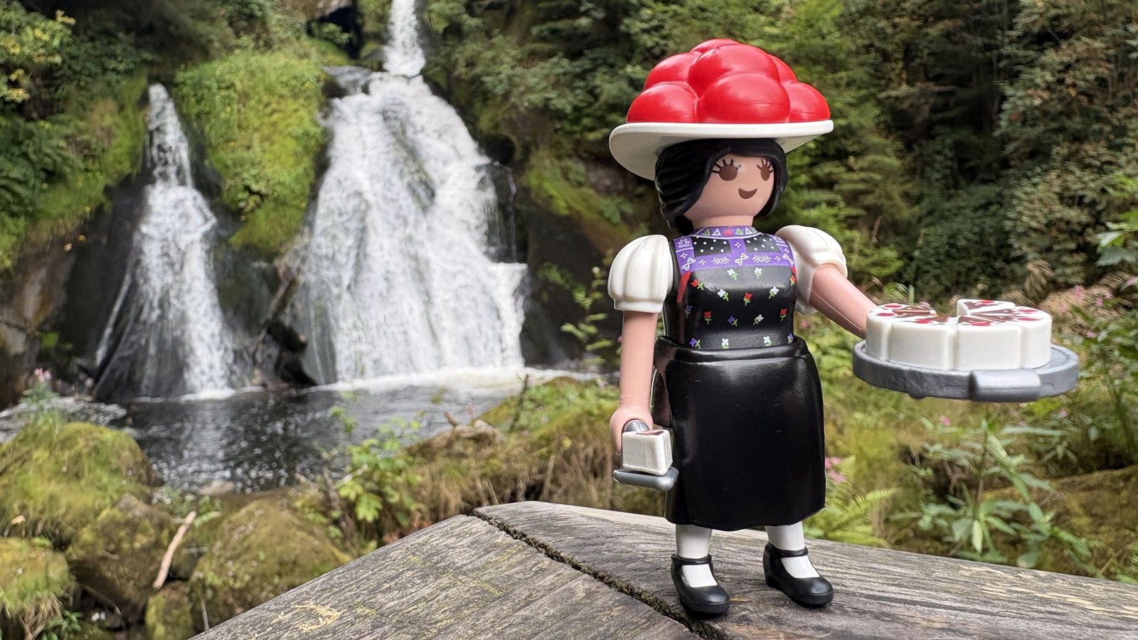 Mit Bollenhut und Torte: Die „Schwarzwald Marie“ von Playmobil ist ein Verkaufsschlager.Foto: Stadtverwaltung Triberg/Archiv Mit Bollenhut und Torte: Die „Schwarzwald Marie“ von Playmobil ist ein Verkaufsschlager.Foto: Stadtverwaltung Triberg/Archiv