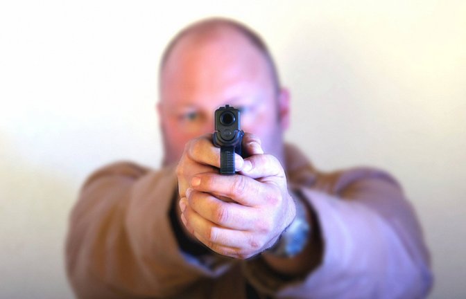 Der Mann bedrohte die Familie mit einer Waffe. (Symbolbild)<span class='image-autor'>Foto: imago/blickwinkel/imago stock&people</span>