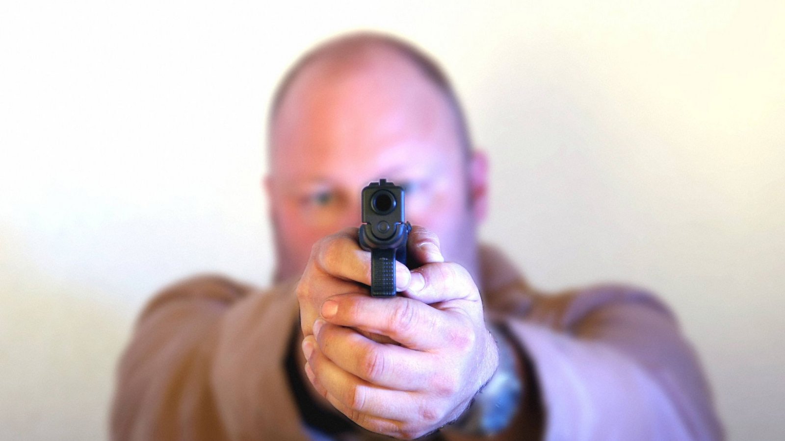 Der Mann bedrohte die Familie mit einer Waffe. (Symbolbild)Foto: imago/blickwinkel/imago stock&people