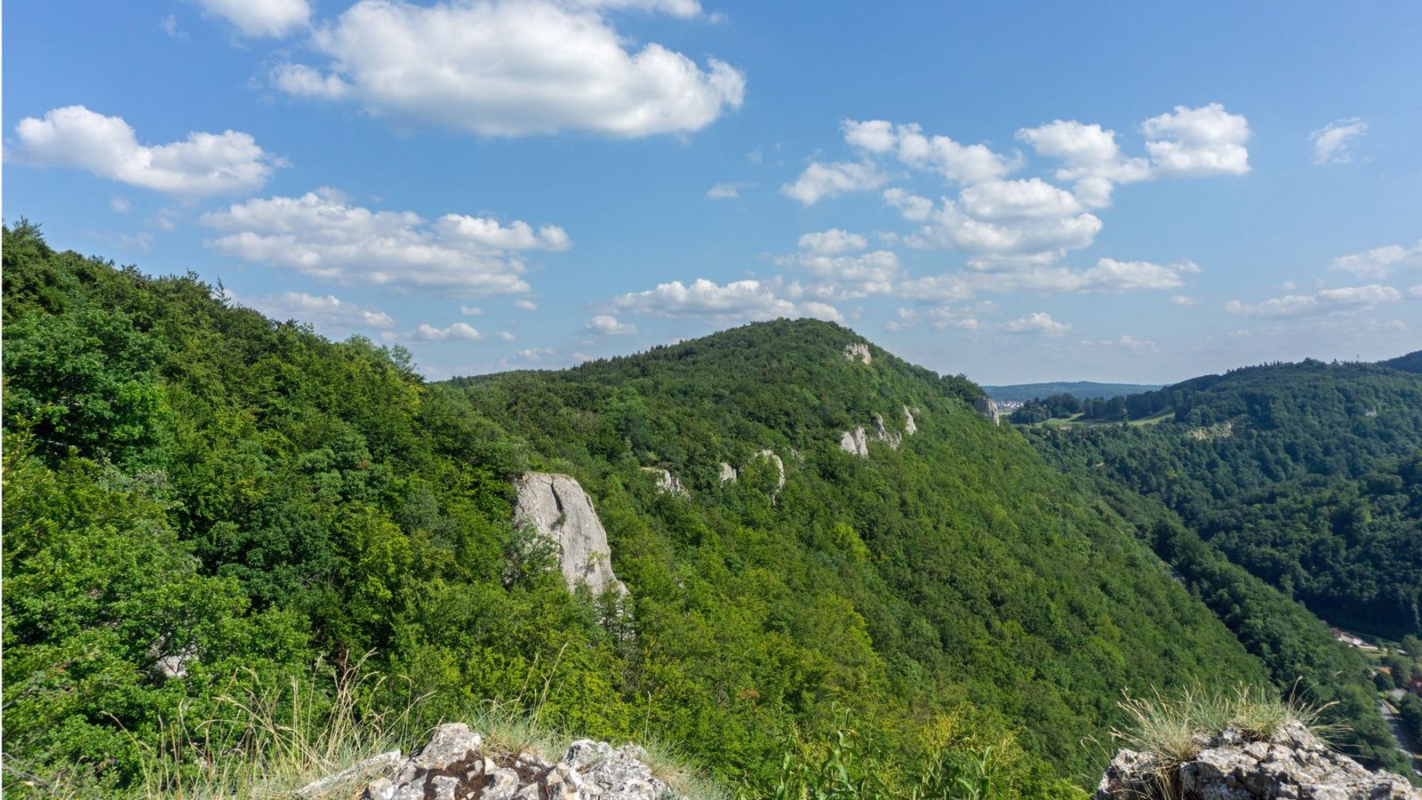Die Felsen am Traifelberg sind allesamt Aussichtsbalkone auf das gegenüberliegende Schloss Lichtenstein.Foto: Faltin Die Felsen am Traifelberg sind allesamt Aussichtsbalkone auf das gegenüberliegende Schloss Lichtenstein.Foto: Faltin