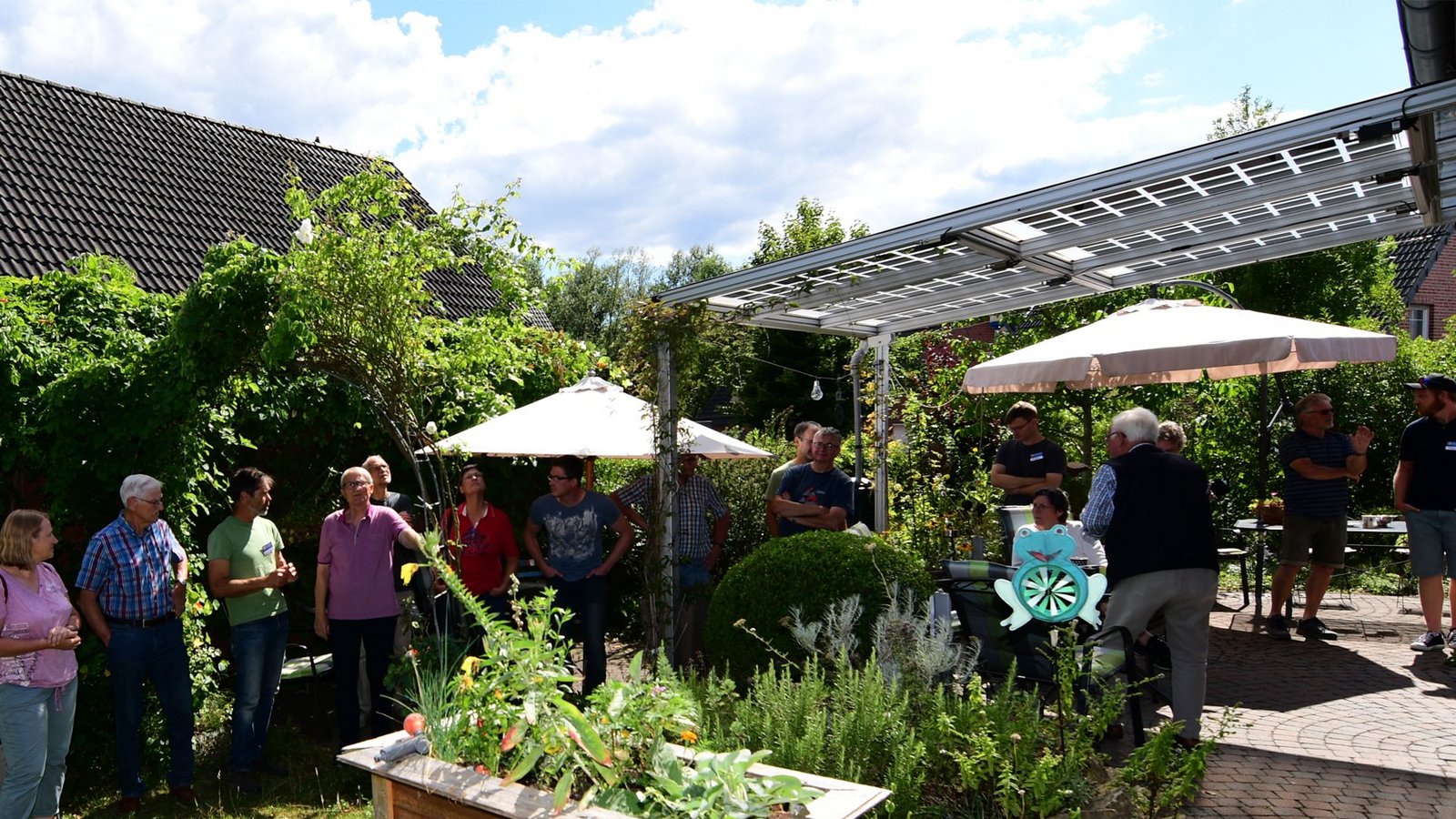 Eindruck von einer Solarparty in Beckum (NRW) der Initiative Packsdrauf und dem Solarenergie-Förderverein: Die Markise des Gastgebers hat eine Doppelfunktion. Zum einen hält sie Sonne fern und spendet Schatten. Zum anderen wird mit ihr Strom geerntet.Foto: Solarenergie-Förderverein/Solarenergie-Förderverein Eindruck von einer Solarparty in Beckum (NRW) der Initiative Packsdrauf und dem Solarenergie-Förderverein: Die Markise des Gastgebers hat eine Doppelfunktion. Zum einen hält sie Sonne fern und spendet Schatten. Zum anderen wird mit ihr Strom geerntet.Foto: Solarenergie-Förderverein/Solarenergie-Förderverein