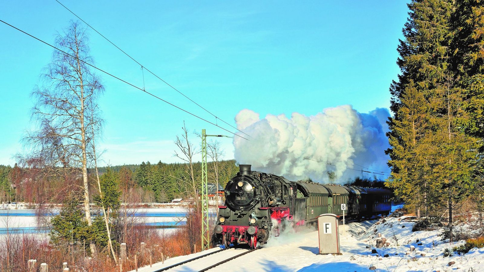 Gib Dampf: Zurück in die 1950er-Jahre versetzt die Dreiseenbahn ihre Fahrgäste, wenn sie von 28. Dezember bis 1. Januar ihren historischen Dampfzug auf die Schienen schickt. Gezogen von einer Dampflok Baujahr 1955 verkehrt der Sonderzug zwischen Schluchsee, Feldberg und Titisee, während die Fahrgäste in der Holzklasse von Zugpersonal in historischer Uniform betreut werden.Foto: Hochschwarzwald Tourismus/Hans-Jürgen Warg Gib Dampf: Zurück in die 1950er-Jahre versetzt die Dreiseenbahn ihre Fahrgäste, wenn sie von 28. Dezember bis 1. Januar ihren historischen Dampfzug auf die Schienen schickt. Gezogen von einer Dampflok Baujahr 1955 verkehrt der Sonderzug zwischen Schluchsee, Feldberg und Titisee, während die Fahrgäste in der Holzklasse von Zugpersonal in historischer Uniform betreut werden.Foto: Hochschwarzwald Tourismus/Hans-Jürgen Warg