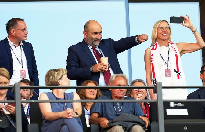 Während der Grüne Omid Nouripour (Mitte) schon jubelt, scheint  der AfD-Chef Tino Chrupalla (ausnahmsweise links) noch unschlüssig zu sein.<span class='image-autor'>Foto: dpa/Michael Kappeler</span>