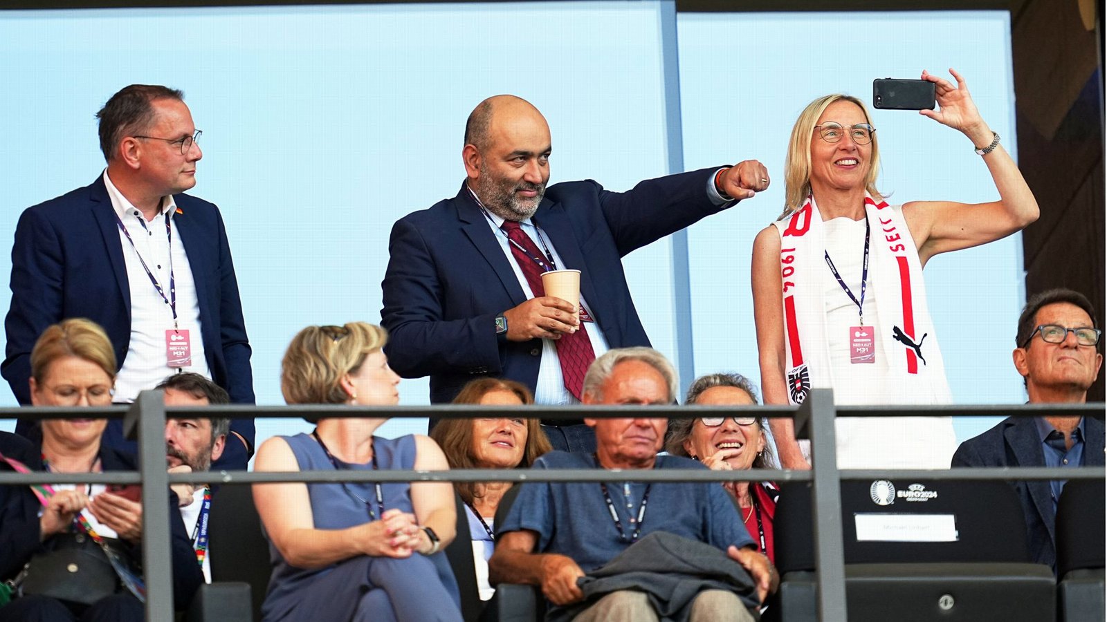 Während der Grüne Omid Nouripour (Mitte) schon jubelt, scheint der AfD-Chef Tino Chrupalla (ausnahmsweise links) noch unschlüssig zu sein.Foto: dpa/Michael Kappeler Während der Grüne Omid Nouripour (Mitte) schon jubelt, scheint der AfD-Chef Tino Chrupalla (ausnahmsweise links) noch unschlüssig zu sein.Foto: dpa/Michael Kappeler