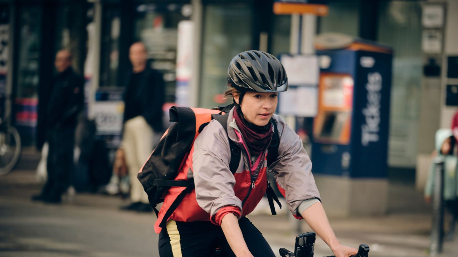 Johanna Stern (Lisa Bitter) rutscht eher zufällig in die Rolle der  verdeckten Ermittlerin und heuert bei den Fahrradkurieren an.Foto: SWR/Benoît Linder