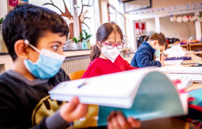 Während der Corona-Pandemie galt an den Schulen Maskenpflicht. Nun sind die Regeln zum Tragen einer Maske unklar.<span class='image-autor'>Foto: imago//Ralf Rottmann</span>