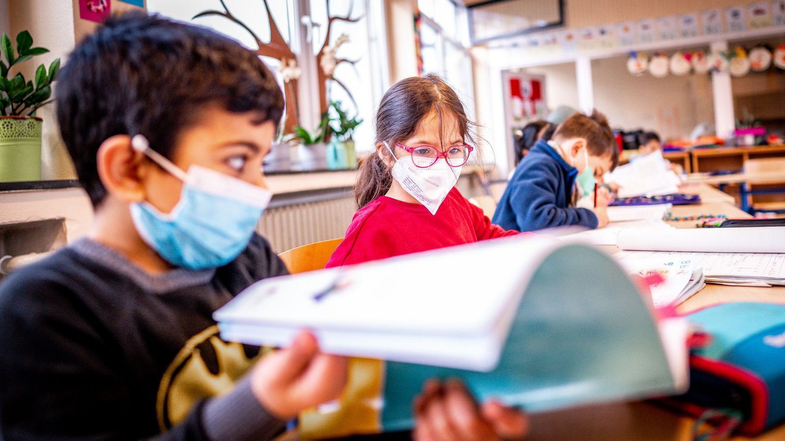 Während der Corona-Pandemie galt an den Schulen Maskenpflicht. Nun sind die Regeln zum Tragen einer Maske unklar.Foto: imago//Ralf Rottmann