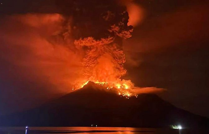 Der 725 Meter hohe Feuerberg Ruang im Sangihe-Archipel nördlich der Insel Sulawesi schleuderte eine 2000 Meter hohe Säule aus Asche, Rauch und Gestein in den Himmel, wie die nationale Agentur für Geologie berichtete.<span class='image-autor'>Foto: Uncredited/BPBD Sitaro/AP/dpa</span>