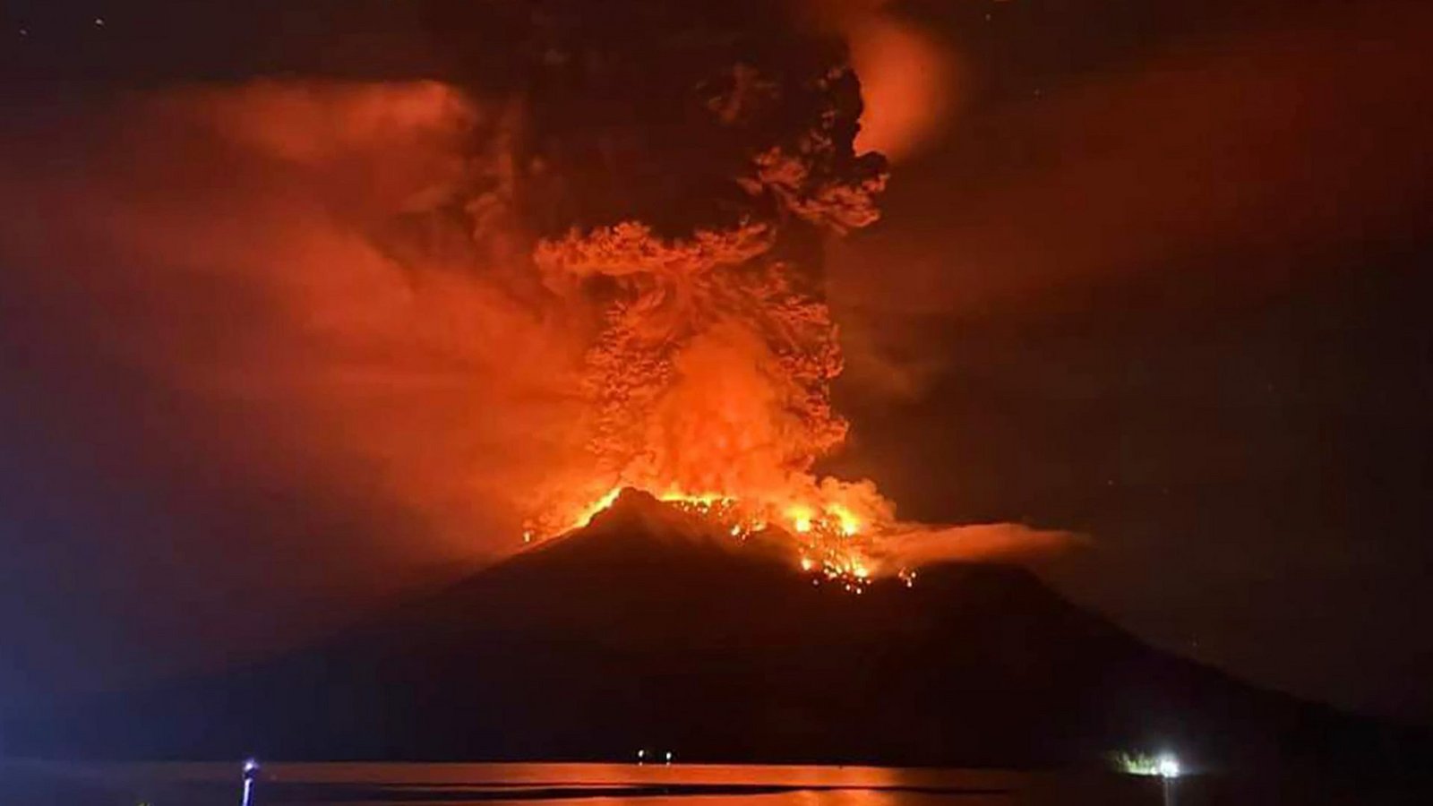 Der 725 Meter hohe Feuerberg Ruang im Sangihe-Archipel nördlich der Insel Sulawesi schleuderte eine 2000 Meter hohe Säule aus Asche, Rauch und Gestein in den Himmel, wie die nationale Agentur für Geologie berichtete.Foto: Uncredited/BPBD Sitaro/AP/dpa