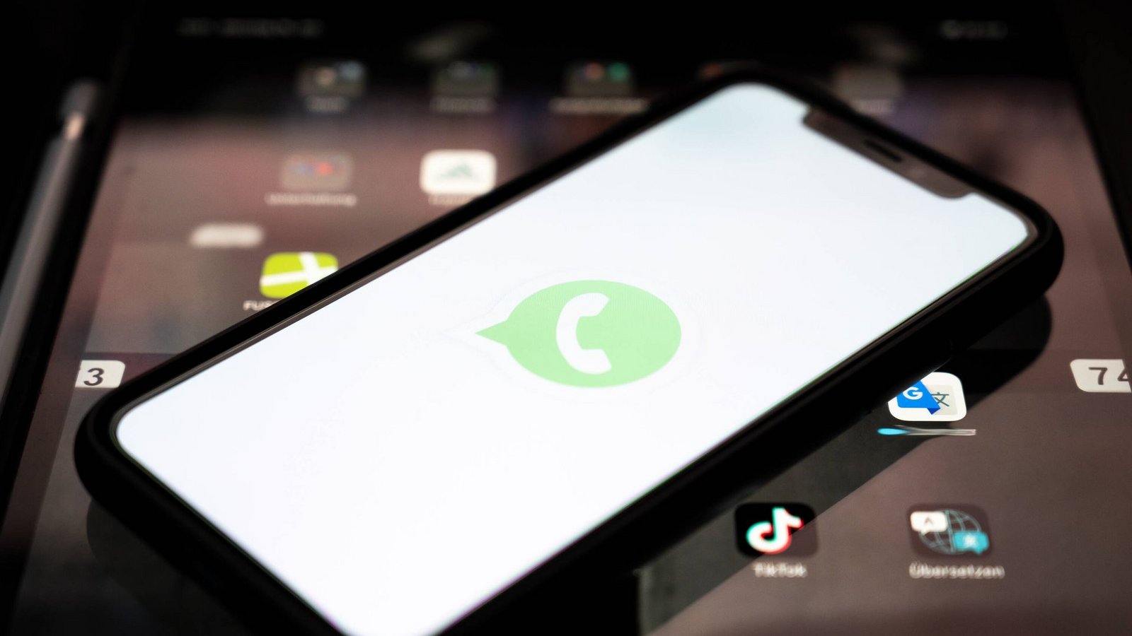 WhatsApp kämpft am Dienstag mit Störungen.Foto: IMAGO/Lobeca/Felix Schlikis