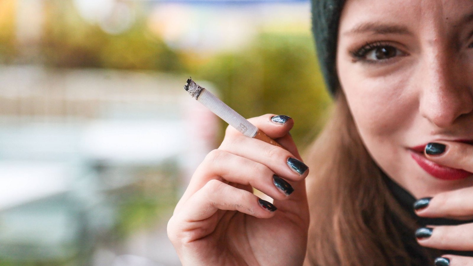 Die Vielzahl giftiger Substanzen im Tabakrauch greift nahezu alle Strukturen des Auges an.Foto: Imago/Rolf Kremming