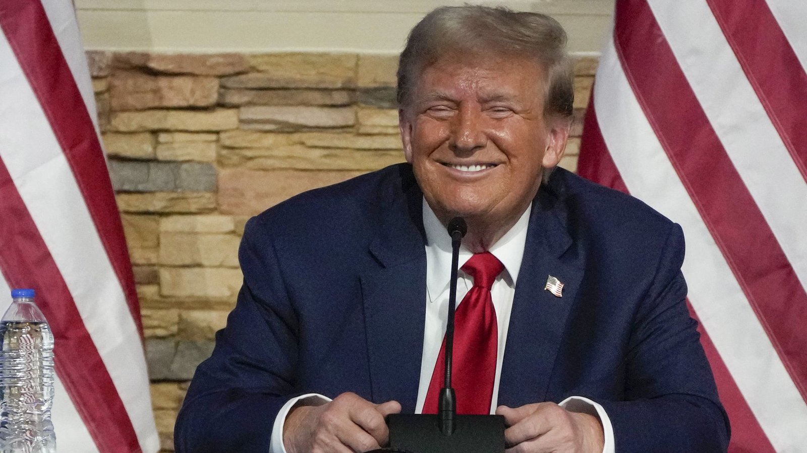 Donald Trump, ehemaliger Präsident der USA und US-Präsidentschaftsbewerber. Die Verkündung des Strafmaßes im Schweigegeldprozess wurde verschoben.Foto: dpa/Carlos Osorio