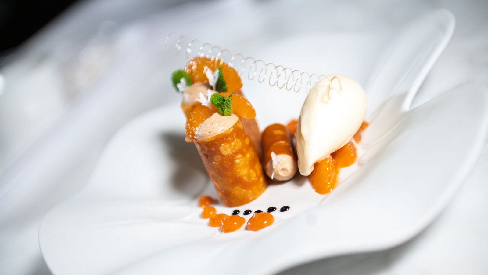 Dessertcreme von Altem Balsamico mit Blutorange, Honig und Ziegenkäse.Foto: Elmar Witt/Elmar Witt Dessertcreme von Altem Balsamico mit Blutorange, Honig und Ziegenkäse.Foto: Elmar Witt/Elmar Witt