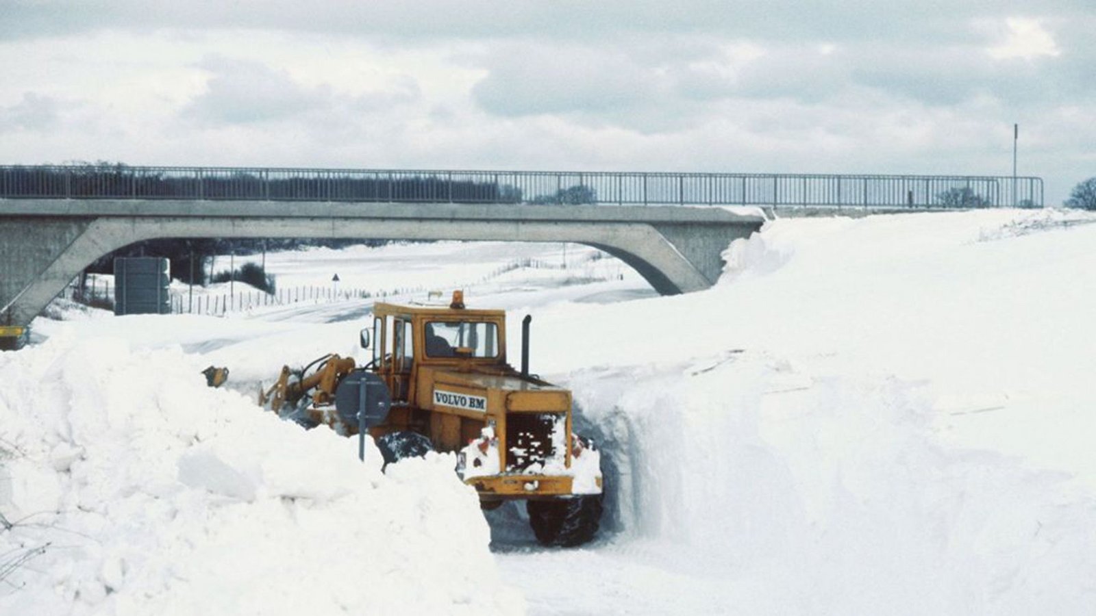 Ein Räumfahrzeug bahnt sich im Kreis Rendsburg-Eckernförde einen Weg durch die Schneemassen.Foto: dpa