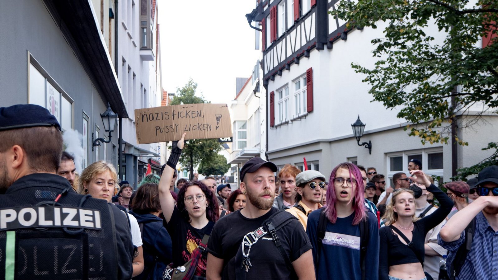 Auch die Antifa zieht wie erwartet, jedoch unangemeldet, durch die Stadt.Foto: René Wolff Auch die Antifa zieht wie erwartet, jedoch unangemeldet, durch die Stadt.Foto: René Wolff