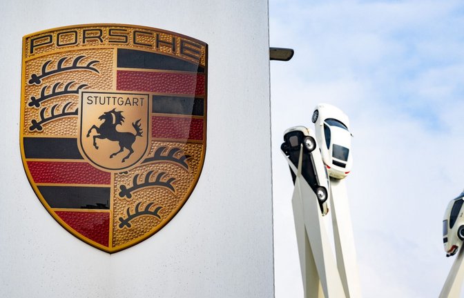 Das Porsche Logo am Stammsitz des Autoherstellers.<span class='image-autor'>Foto: Bernd Weißbrod/dpa</span>