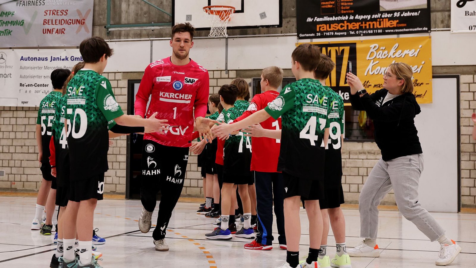 TVB-Torwart Mateusz Korneckt läuft durchs Spalier.Foto: Pressefoto Baumann TVB-Torwart Mateusz Korneckt läuft durchs Spalier.Foto: Pressefoto Baumann